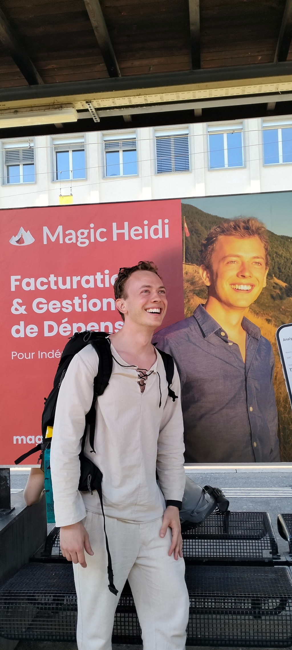 Magic-Heidi-Plakat an einem Schweizer Bahnhof
